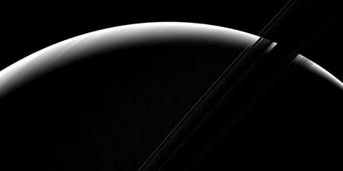 சனிக்கோளின் இருண்ட விடியல் புகைப்படம்
