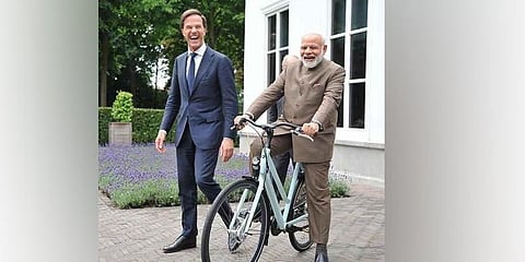 சைக்கிளில் மோடி: ட்ரெண்டாகும் புகைப்படம்