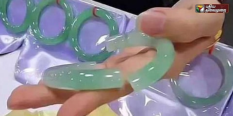 பிரேஸ்லேட்டை தொட்டுப்பார்த்ததால் வினை... ரூ.28 லட்சம் கேட்கும் நகைக்கடை!