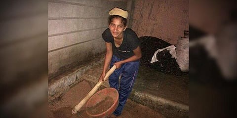 சித்தாள் வேலை பார்க்கிறார் யோகாவில் தங்கம் வென்ற வீராங்கனை