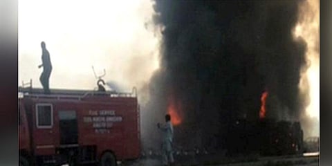 பாக். டேங்கர் லாரி விபத்து - பலி எண்ணிக்கை உயர்வு