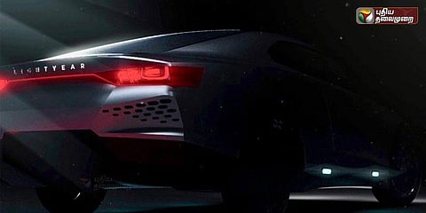 சார்ஜ் செய்யாமலேயே 800 கி.மீ. பயணிக்கலாம்... அறிமுகமாகிறது சூரிய சக்தி கார்!