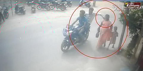 சாலையில் நடந்து சென்ற பெண்ணிடம் நகைப்பறிப்பு: சிசிடிவி காட்சிகள் வெளியீடு