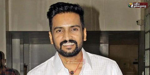 தனிக்காட்டு ராஜா மீது கவனம் செலுத்தும் சந்தானம்!