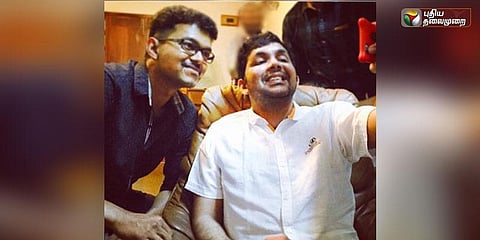 விபத்தில் சிக்கி ஓய்வெடுத்த நாசர் மகனை உற்சாகப்படுத்திய விஜய்!