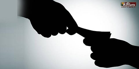 லஞ்சம் வாங்கும் போலீஸ்: வைரலாகும் வீடியோ