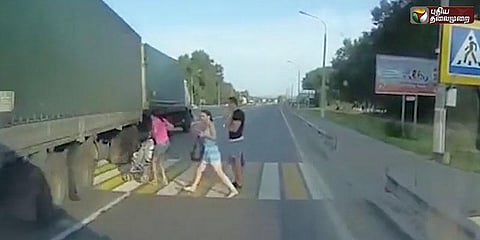 நூலிழையில் உயிர்தப்பிய குழந்தை (வீடியோ)