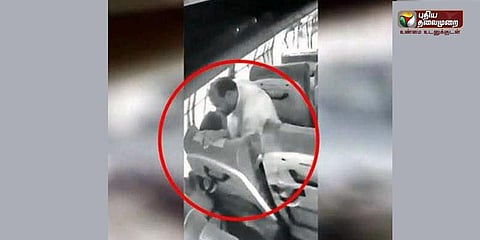 பெண்ணுக்கு வலுக்கட்டாயமாக முத்தம் கொடுத்த பாஜக தலைவர் கைது