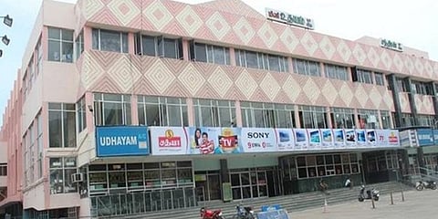 நாளை முதல் தியேட்டர்கள் இயங்கும்: டிக்கெட் விலையும் உயருகிறது