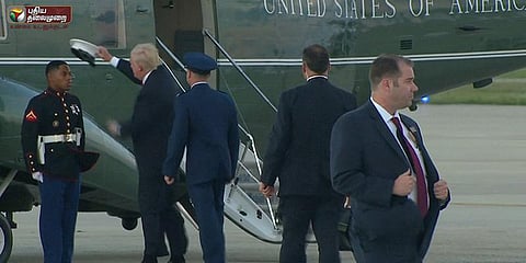 அதிகாரிக்கு தொப்பியை அணிவித்த அதிபர்!