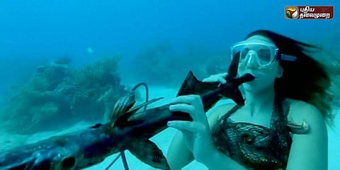 கடலுக்கு அடியில் நடைபெற்ற இசைக் கச்சேரி (வீடியோ)