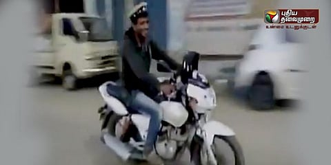 காவலரின் வாகனத்தை ஓட்டிச் சென்ற இளைஞர்