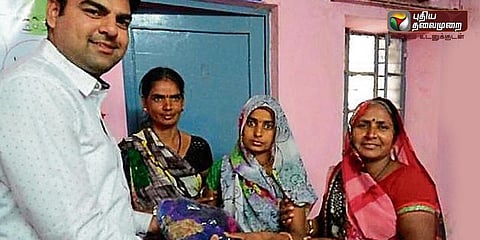 குடும்ப கட்டுப்பாடு செய்துக்கொண்டால் புடவைகளும், ஸ்மார்ட்ஃபோன்களும் பரிசு