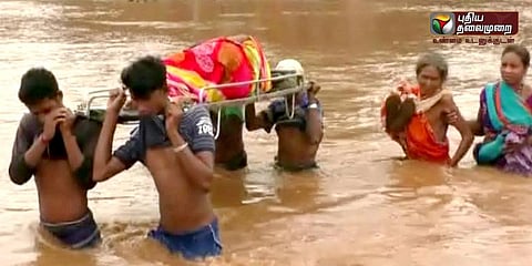 ஸ்ட்ரெச்சரில் கர்ப்பிணி பெண்ணை வைத்து ஆற்றைக் கடந்த உறவினர்கள்