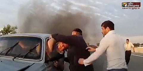தீப்பிடித்த காரில் பயணிகள் மீட்கப்படும் காட்சி - வீடியோ