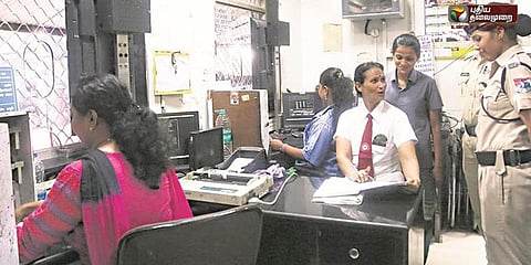 மும்பையில் 'லேடீஸ் ஸ்பெஷல்' ரயில் நிலையம்