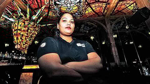 இந்தியாவின் முதல் பெண் பவுன்சர்: அசத்தும் மெஹருன்னிசா