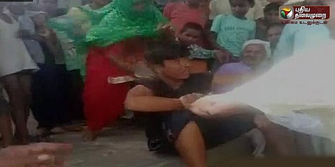 பெண்களை கேலி செய்தவர்களுக்கு தர்ம அடி (வீடியோ)