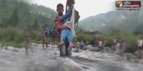 ஆற்றை கடக்க உயிரைப் பணயம் வைக்கும் மக்கள்