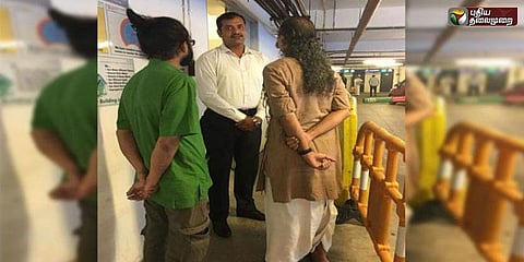 வேட்டி அணிந்து சென்றதால் மாலுக்குள் அனுமதி மறுப்பு