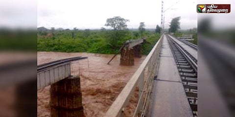 வெள்ளத்தில் அடித்துச்செல்லப்பட்ட ரயில்வே பாலம்