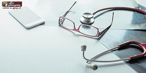 சம்பளம் கேட்டா கைய பிடிக்கிறார்: டாக்டரை செருப்பால் விளாசிய நர்ஸ்!