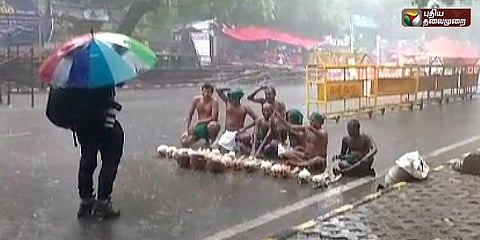 தமிழக விவசாயிகள் டெல்லியில் மழையில் நனைந்தபடி போராட்டம்