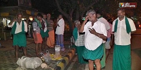 டெல்லியில் இரவு பகல் பாராமல் கொட்டும் மழையில் விவசாயிகள் போராட்டம்