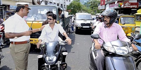 ஹெல்மேட் அணிந்தவர்களுக்கு பரிசாக திருக்குறள்