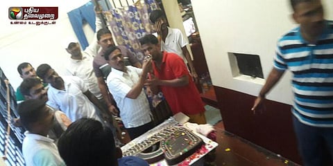 பரப்பன அக்ரஹாராவில் 'துப்பாக்கி' வடிவிலான கேக் வெட்டும் கொலை குற்றவாளி