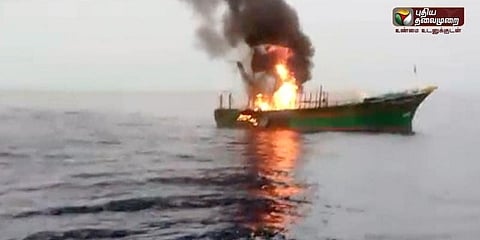 மீன்பிடிக்க சென்ற விசைப்படகு நடுக்கடலில் பற்றி எரிந்தது