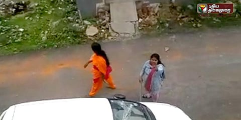 வாடகைக்கு வீடு தர மறுத்ததால் வீட்டை தாக்கிய பெண்கள் (வீடியோ)