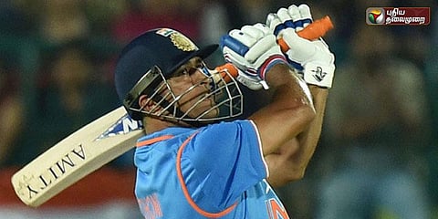 ஹெலிகாப்டர் ஷாட்டுக்கு ஆபத்து?... பேட்டை மாற்றும் கட்டாயத்தில் தோனி