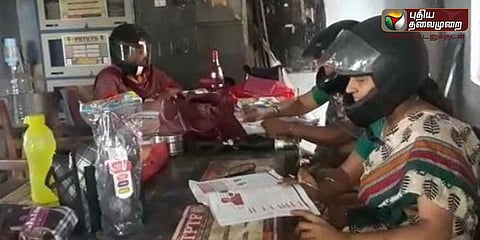 ‘தலைக்கு ஆபத்து’: ஹெல்மெட்டுடன் பாடம் நடத்திய ஆசிரியர்கள்