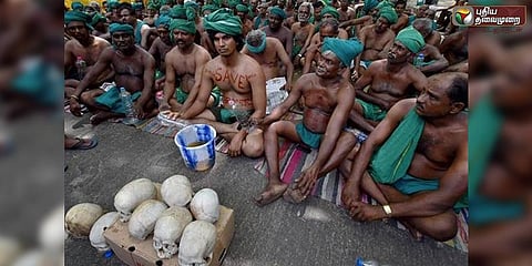 மண்டை ஓடுகளை வைத்து 5-வது நாளாக போராடும் விவசாயிகள்