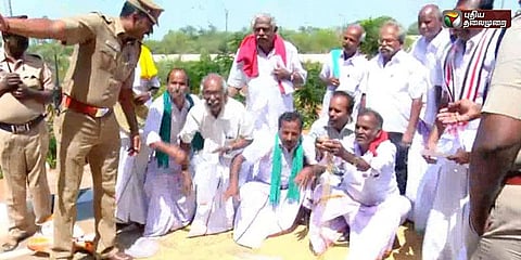 தோப்புகரணம் போட்டு போராடிய விவசாயிகள்