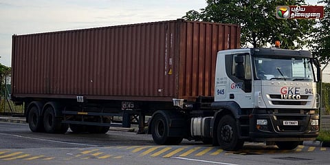 கன்டெய்னரில் மனிதர்கள் கடத்தல்: 8 பிணங்களுடன் 38 பேர் மீட்பு