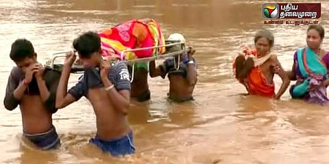 கர்ப்பிணியை தொட்டிலில் தூக்கிவந்த உறவினர்கள்