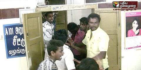 பழம் வாங்குவதில் பிரச்னை: அரசு மருத்துவமனை சூறை