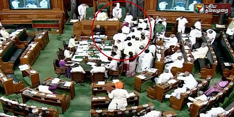 மக்களவையில் அமளி: காங்.உறுப்பினர்கள் 6 பேர் 5 நாட்கள் இடைநீக்கம்