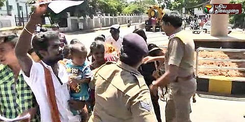 ஒரே குடும்பத்தைச் சேர்ந்த 13 பேர் தீக்குளிக்க முயற்சி