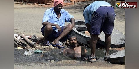 பாதுகாப்பு உபகரணங்கள் இல்லாமல் சாக்கடை அள்ளும் தொழிலாளர்கள்