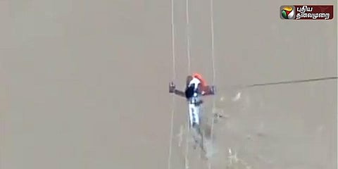 வெள்ளத்தில் இருந்து தப்பிக்க மின்கம்பத்தில் தஞ்சமடைந்தவர் மீட்பு