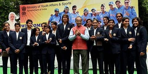 சிறப்பாக விளையாடிய மகளிர் கிரிக்கெட் அணிக்கு பாராட்டு விழா