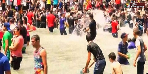 தண்ணீர் திருவிழா கொண்டாடி வெப்பம் தணித்த மக்கள்