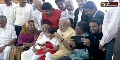 கலாமின் குடும்பத்தினருடன் புகைப்படம் எடுத்துக்கொண்ட பிரதமர் மோடி