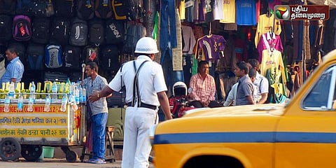 போலீசை கட்டிப்பிடித்து நடுரோட்டில் முத்தம்: போதை பெண் மீது வழக்கு!