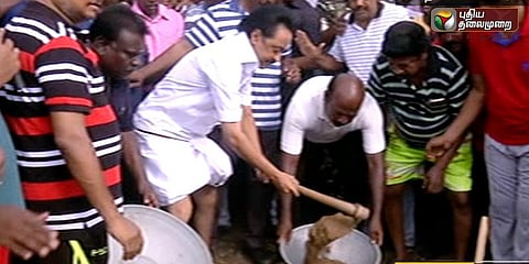 ஏரி, குளங்களை தூர்வார தமிழக அரசு தடைவிதிக்கக் கூடாது: திமுக