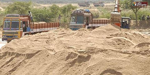 போலி வாகன எண்ணுடன் மணல் அள்ளும் லாரிகள் பறிமுதல்