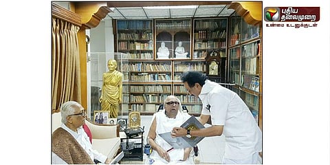 முரசொலி பவள விழா: கருணாநிதியிடம் அழைப்பிதழ் வழங்கினார் ஸ்டாலின்